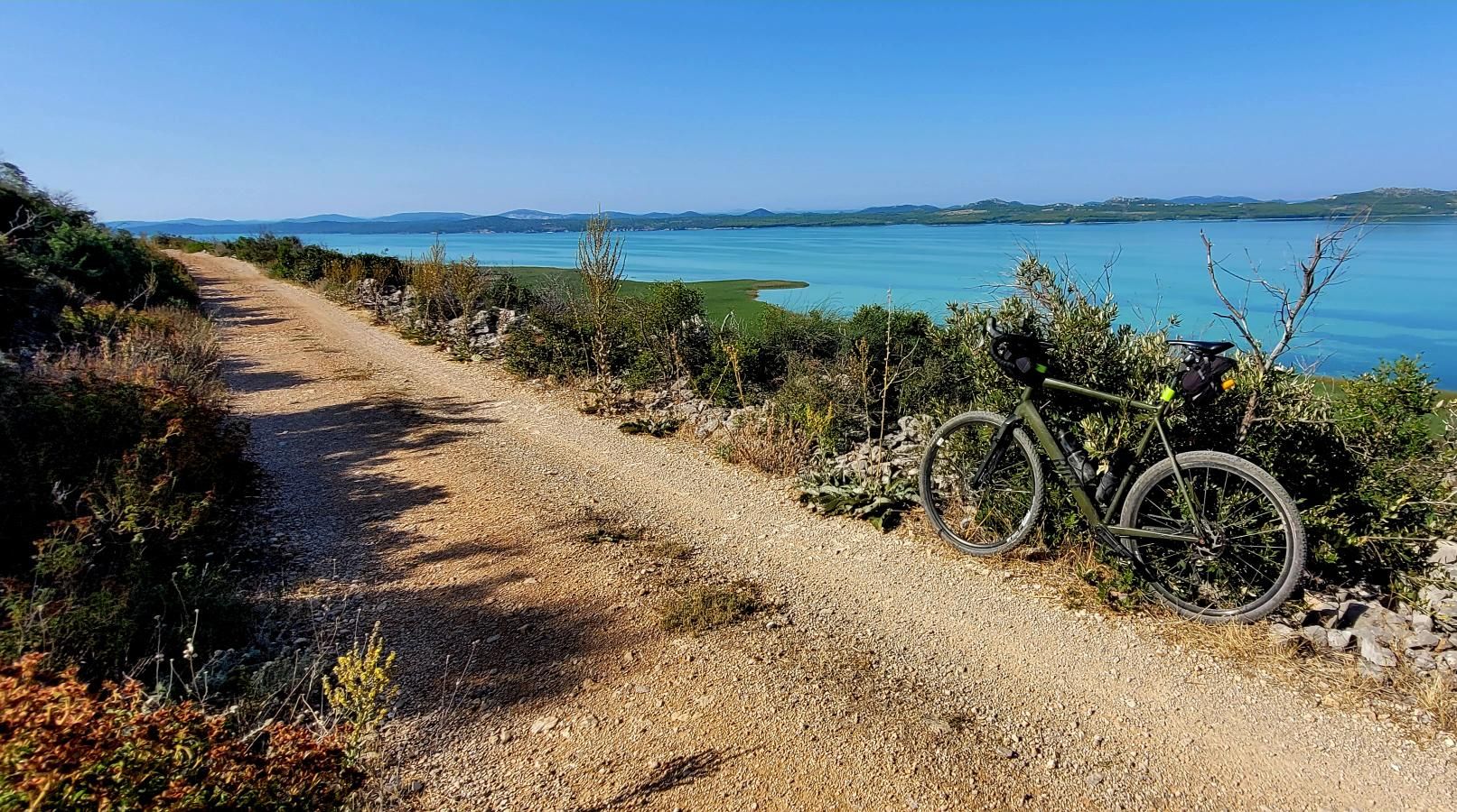Kadr z trasy • Gravelowa przygoda nad Vransko Jezero — Szutrowe szlaki i adriatyckie słońce w Biograd na Moru